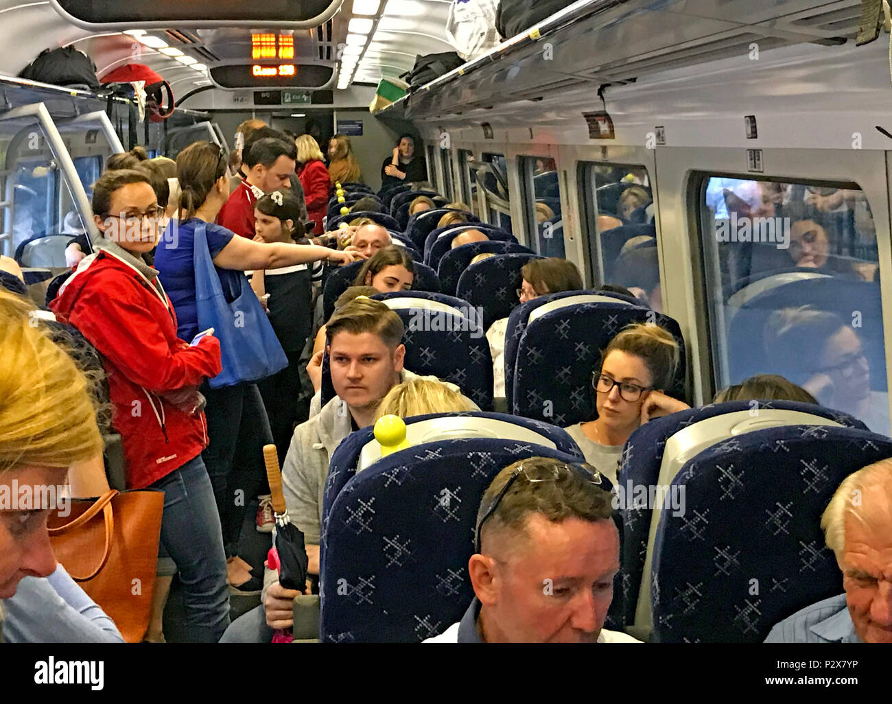 Occupato, affollata classe Scotrail 158 treno sulla Ferrovia confini Edimburgo a Tweedbank Foto Stock