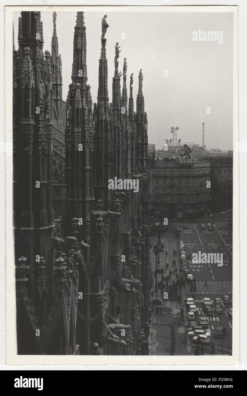 MILANO, Italia - circa settanta: Vintage la foto mostra il Duomo Il Duomo. Retrò fotografia in bianco e nero. Foto Stock