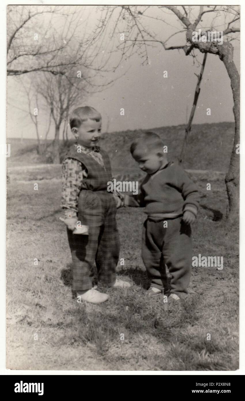 La REPUBBLICA SOCIALISTA CECOSLOVACCA - circa sessanta: Vintage foto mostra due piccole ragazzi giocare all'aperto. Divertente e carino foto. Retrò fotografia in bianco e nero Foto Stock