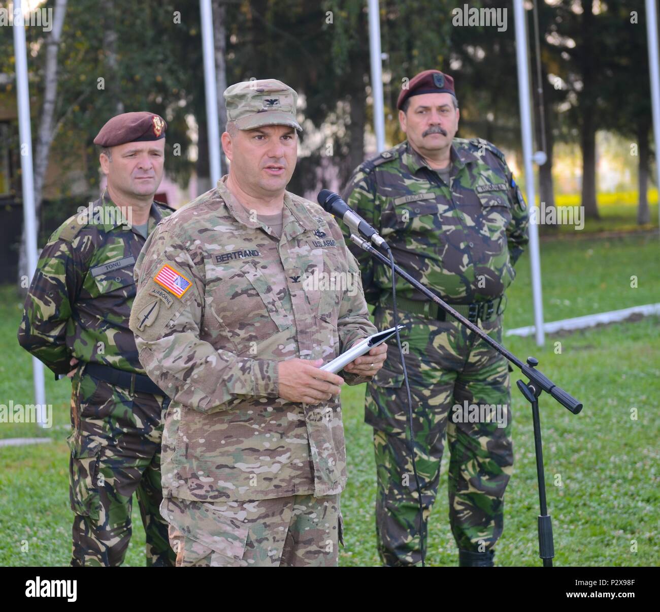 Col. Robert Bertrand, Saber Guardian 16 esercizio co-direttore, indirizzi di forze multinazionali alla cerimonia di chiusura durante la fase di esercizio di Saber Guardian 2016, 7 Agosto presso il rumeno di forze terrestri Combat Training Center in Cincu, Romania. Saber Guardian è una multinazionale di esercitazione militare che coinvolge circa 2.800 militari provenienti da dieci nazioni tra cui l'Armenia, Azerbaigian, Bulgaria, Canada, Georgia, Moldavia, Polonia, Romania, Ucraina e Stati Uniti Gli obiettivi di questo esercizio sono la costruzione di multinazionale, regionale e partenariato congiunto capacità per migliorare le relazioni militari, exchang Foto Stock