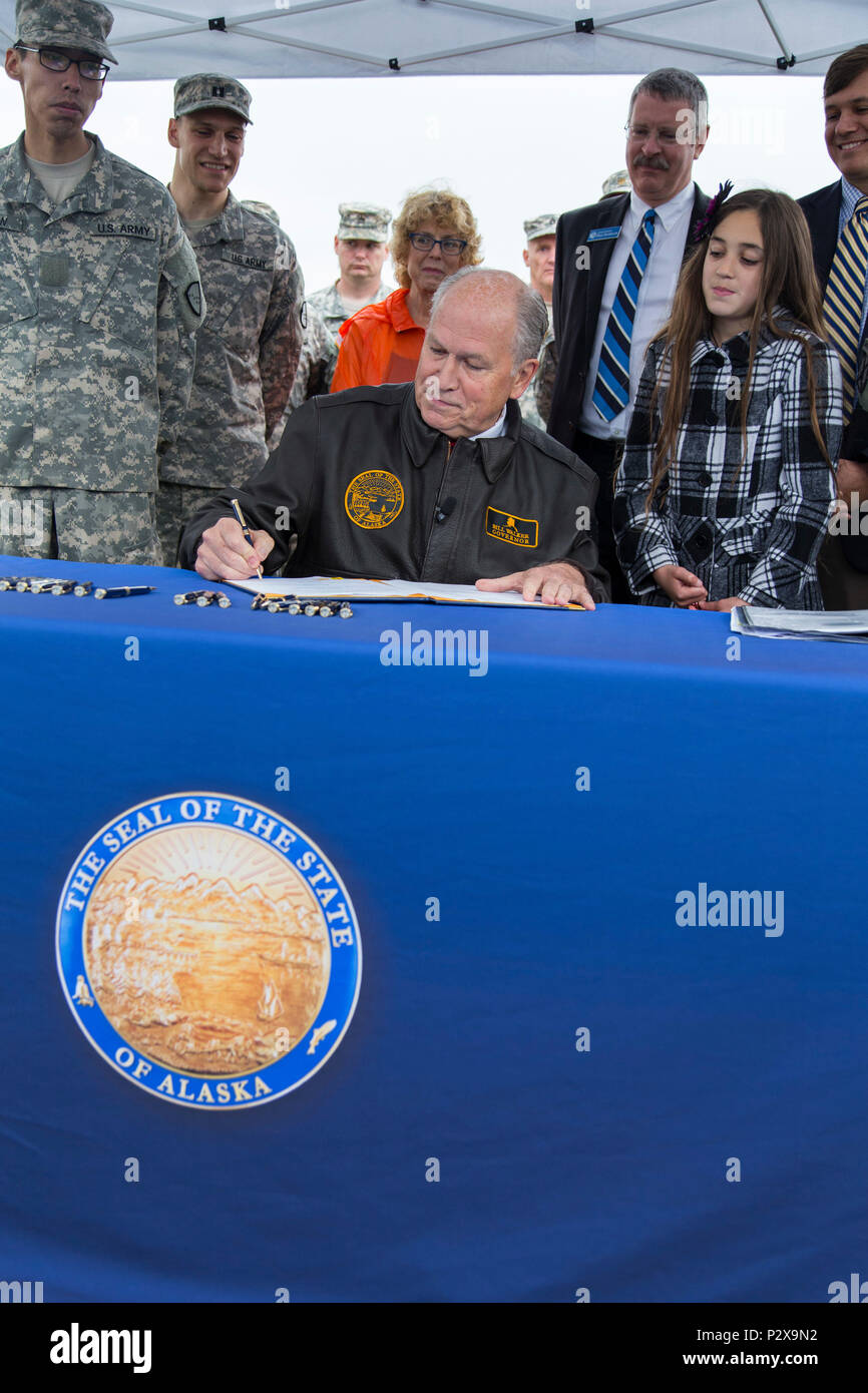 Alaska Gov. Bill Walker segni House Bill 126, l'Alaska Codice di Giustizia militare, in legge nel corso di una cerimonia presso il Delaney Park Strip si trova nel centro cittadino di Anchorage, il 6 agosto 2016. La fattura è uno sforzo combinato da molti legislatori e essa modifica, aggiornamenti e praticamente sostituisce il codice territoriale che non è stato toccato dal 1955. (U.S. Esercito nazionale Guard foto di Spc. Mike Risinger) Foto Stock