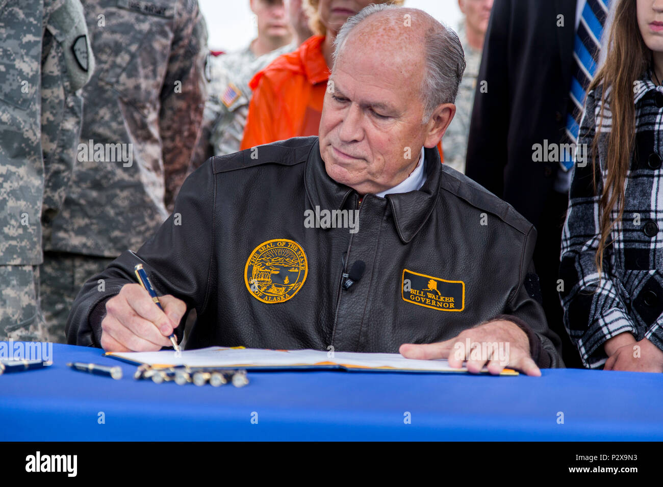 Alaska Gov. Bill Walker segni House Bill 126, l'Alaska Codice di Giustizia militare, in legge nel corso di una cerimonia presso il Delaney Park Strip si trova nel centro cittadino di Anchorage, il 6 agosto 2016. La fattura è uno sforzo combinato da molti legislatori e essa modifica, aggiornamenti e praticamente sostituisce il codice territoriale che non è stato toccato dal 1955. (U.S. Esercito nazionale Guard foto di Spc. Mike Risinger) Foto Stock