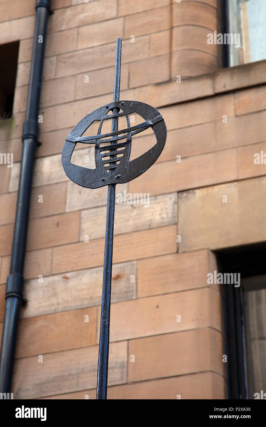 Rose di elementi in ferro battuto a Glasgow School of Art Mackintosh building Foto Stock