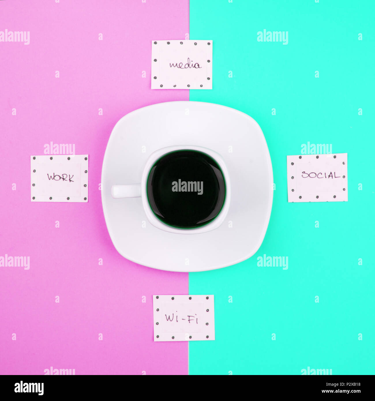 Tempo di caffè, disinserito, coffee break concetto. Tazza di caffè espresso e parole wi-fi, media, lavoro, sociale sul duo il tono di sfondo luminoso, piana, laici top Foto Stock
