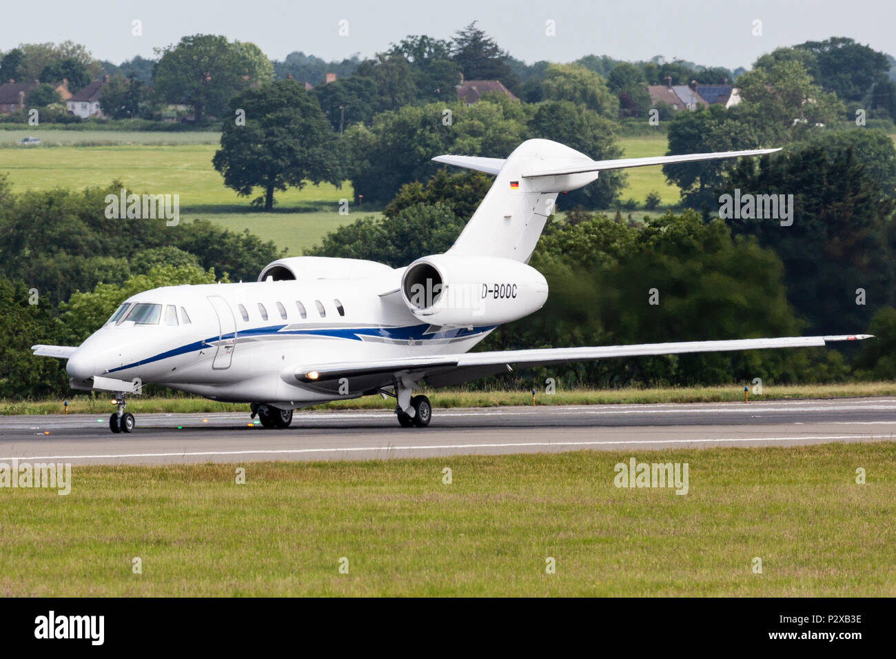 Un Cessna 750 Citazione X corporate executive business jet, registrato in Germania come D-BOOC, preparando per il decollo dall'Aeroporto London Luton, Inghilterra. Foto Stock