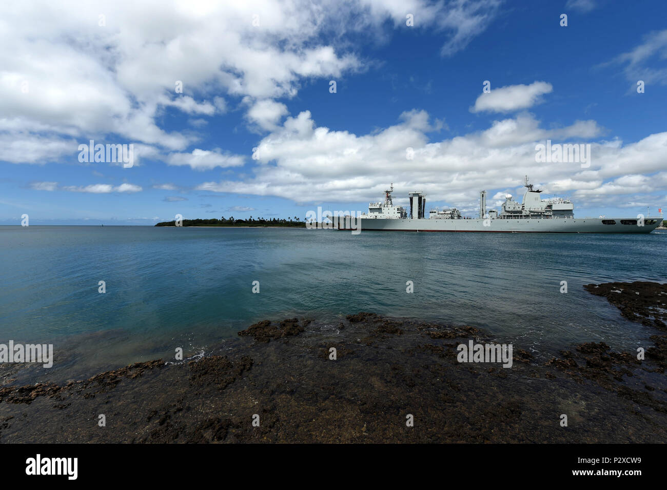 160805-N-AI605-091 PEARL HARBOR (AUG 05, 2016) Cinese Marina nave rifornimento Gaoyouhu (996) si diparte la base comune perla Harbor-Hickam dopo la conclusione del cerchio del Pacifico 2016. Venti-sei nazioni, più di 40 navi e sottomarini, più di 200 aerei e 25.000 personale ha partecipato a RIMPAC dal 30 giugno al 4 agosto, in e intorno alle Isole Hawaii e la California del Sud. Il più grande del mondo marittimo internazionale esercitazione RIMPAC offre una singolare opportunità di formazione che aiuta i partecipanti a promuovere e sostenere le relazioni cooperative che sono fondamentali per garantire la sa Foto Stock