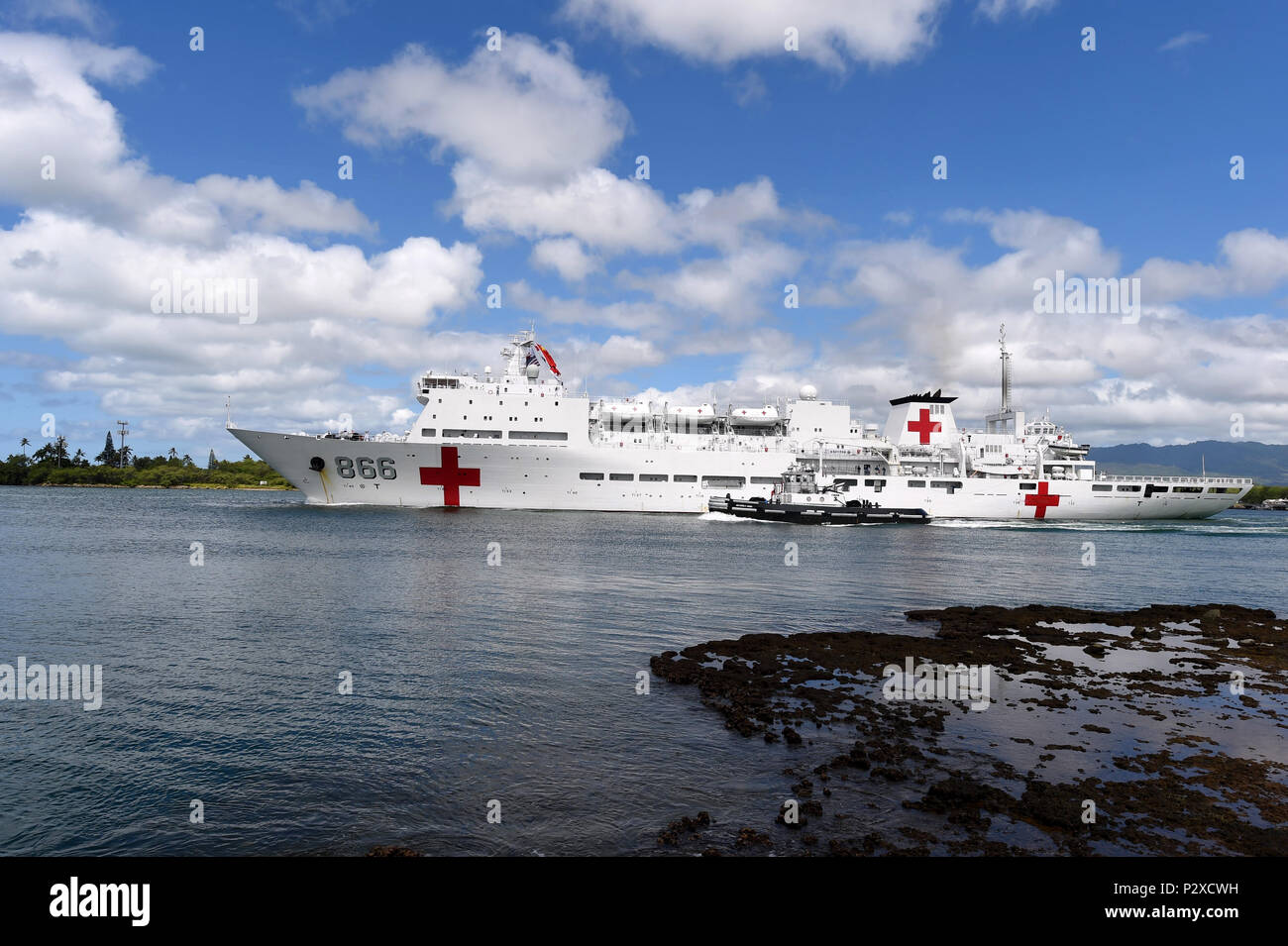 160805-N-AI605-064 PEARL HARBOR (AUG 05, 2016) Cinese Navy nave ospedale arca di pace (866) si diparte la base comune perla Harbor-Hickam dopo la conclusione del cerchio del Pacifico 2016. Venti-sei nazioni, più di 40 navi e sottomarini, più di 200 aerei e 25.000 personale ha partecipato a RIMPAC dal 30 giugno al 4 agosto, in e intorno alle Isole Hawaii e la California del Sud. Il più grande del mondo marittimo internazionale esercitazione RIMPAC offre una singolare opportunità di formazione che aiuta i partecipanti a promuovere e sostenere le relazioni cooperative che sono fondamentali per garantire la sicurezza Foto Stock