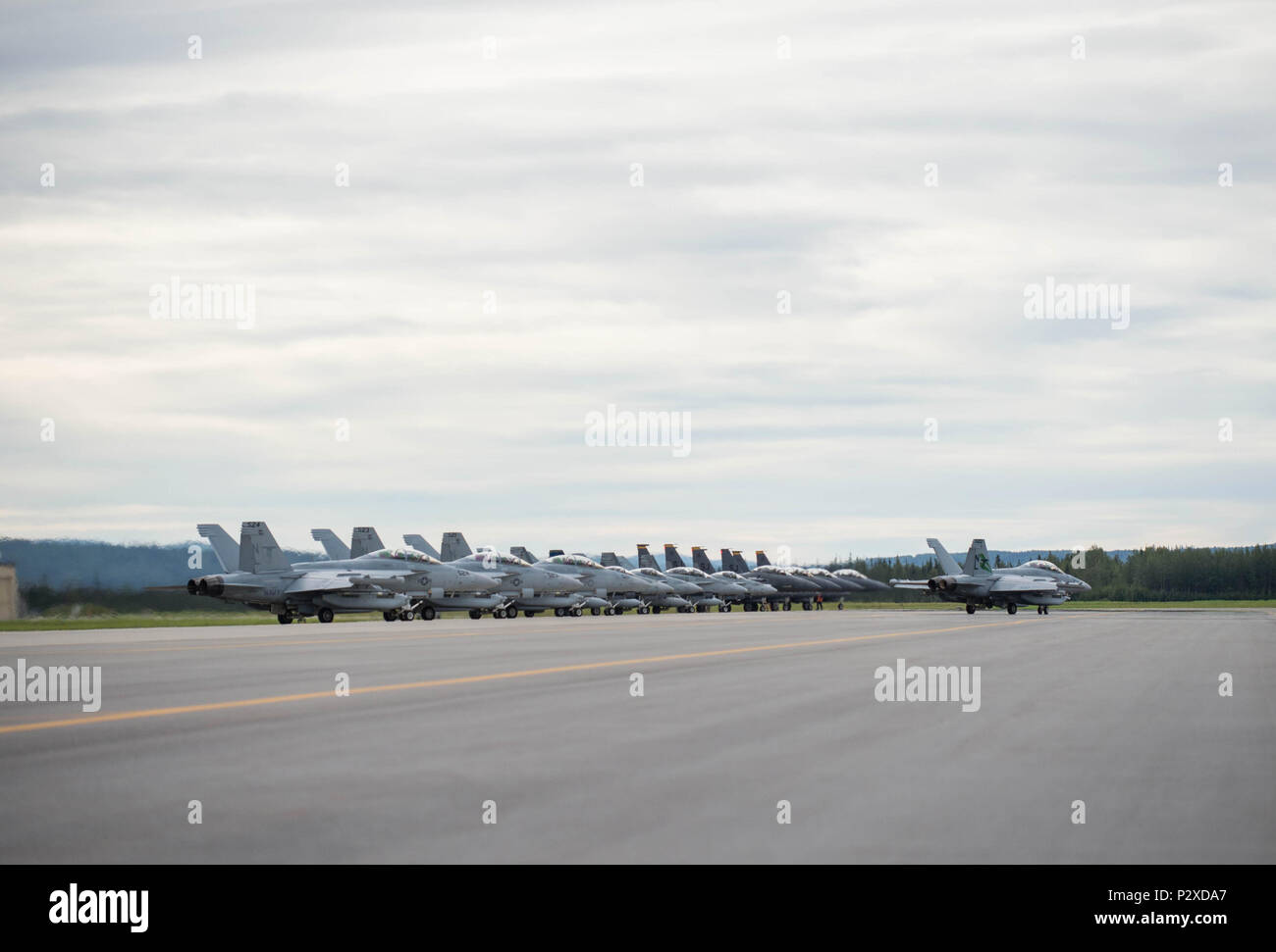 Stati Uniti Air Force F-15E Strike Eagle dual-ruolo di aerei da combattimento assegnato alla 336a Fighter Squadron, Seymour Johnson Air Force Base, N.C., U.S. Navy EA-18G Growler aeromobile assegnati all'attacco elettronico Squadron 135, Naval Air Station Whidbey Island, nello Stato di Washington, e Royal Canadian Air Force CF-18 Hornet fighter aircraft assegnato al 409 Tactical Fighter Squadron, Canadian Forces Base lago freddo, Canada, linea fino alla fine della pista il Agosto 5, 2016 in corrispondenza di Eielson Air Force Base in Alaska, durante il processo di familiarizzazione del giorno bandiera rossa-Alaska (RF-A) 16-3. Il libero scambio di idee tra forze multilaterali du Foto Stock