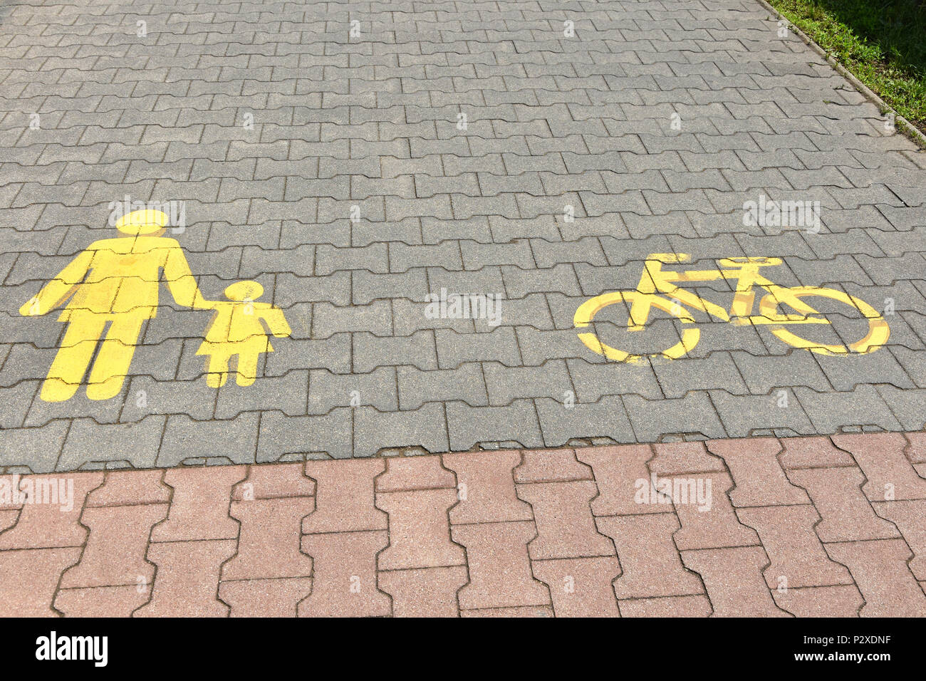 Pedone e segni di biciclette su strada Foto Stock