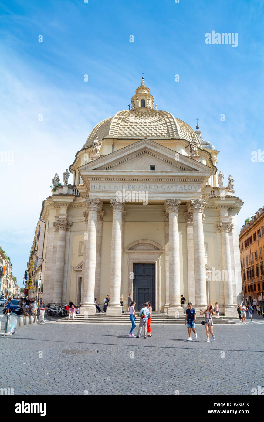 I turisti dalla Santa Maria in Montesanto chiesa, colle Pincio, Piazza del Popolo, Roma, Italia, Europa. Foto Stock