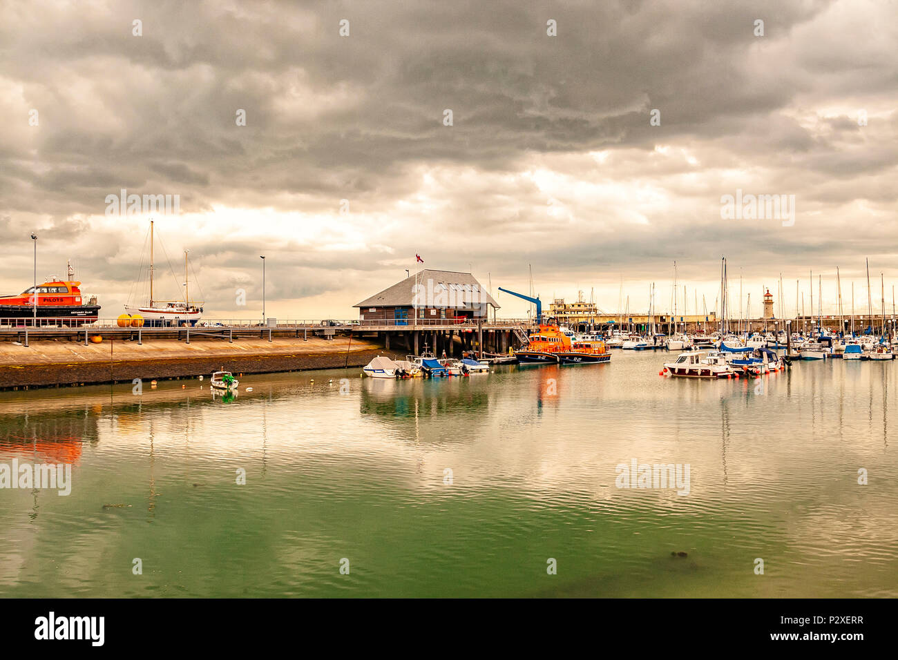 Barche e yacht nel porto di Ramsgate Kent, Inghilterra Foto Stock