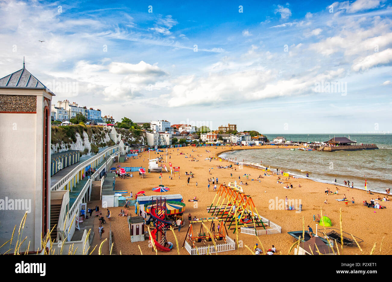 Per coloro che godono di estate sulla spiaggia a Viking Bay, BROADSTAIRS KENT, Inghilterra Foto Stock