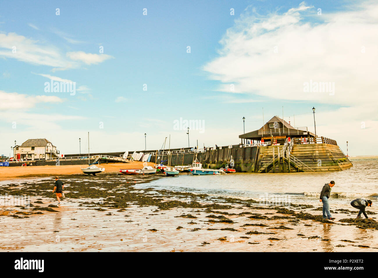 Ragazzi divertirsi sul bordo dell'acqua sulla spiaggia di viking bay, BROADSTAIRS KENT, Inghilterra Foto Stock
