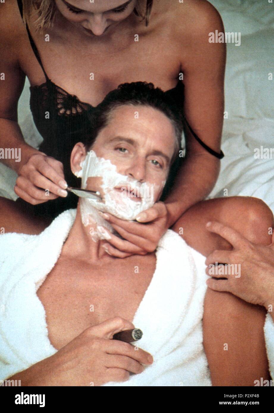 Pellicola originale titolo: istinto di base. Titolo inglese: basic instinct. Regista: Paul Verhoeven. Anno: 1992. Stelle: Michael Douglas; sharon stone. Copyright: Editoriale all'interno di utilizzare solo. Questa è una distribuita pubblicamente handout. I diritti di accesso soltanto, senza licenza di copyright fornite. Autorizzazione obbligatoria per Visual Icona (www.visual-icon.com) è richiesto per la riproduzione di questa immagine. Credito: TRISTAR PICTURES / Album Foto Stock