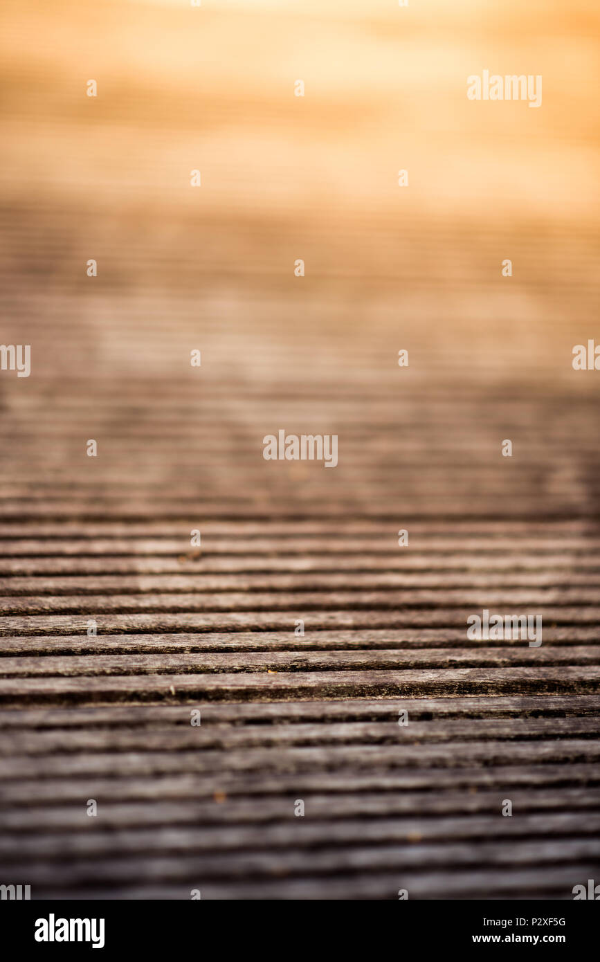 Abstract percorso di legno che conduce dall'ombra nella luce Foto Stock