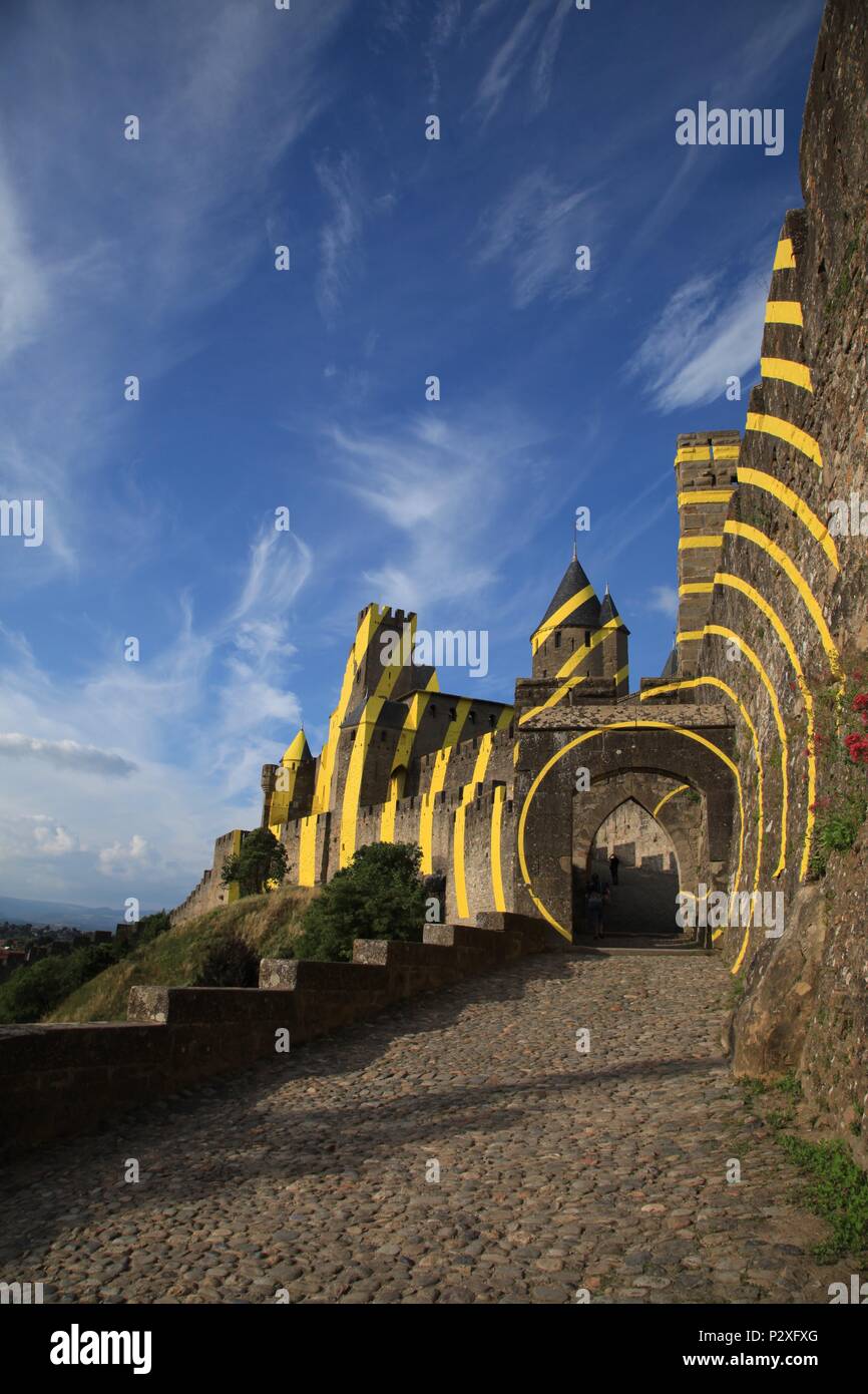 Felice Varini's concentrici cerchi di colore giallo sulle pareti di Carcassonne la città vecchia. Celebrazione nel 2018 di 20 anni come sito del Patrimonio Mondiale dell'UNESCO. Foto Stock
