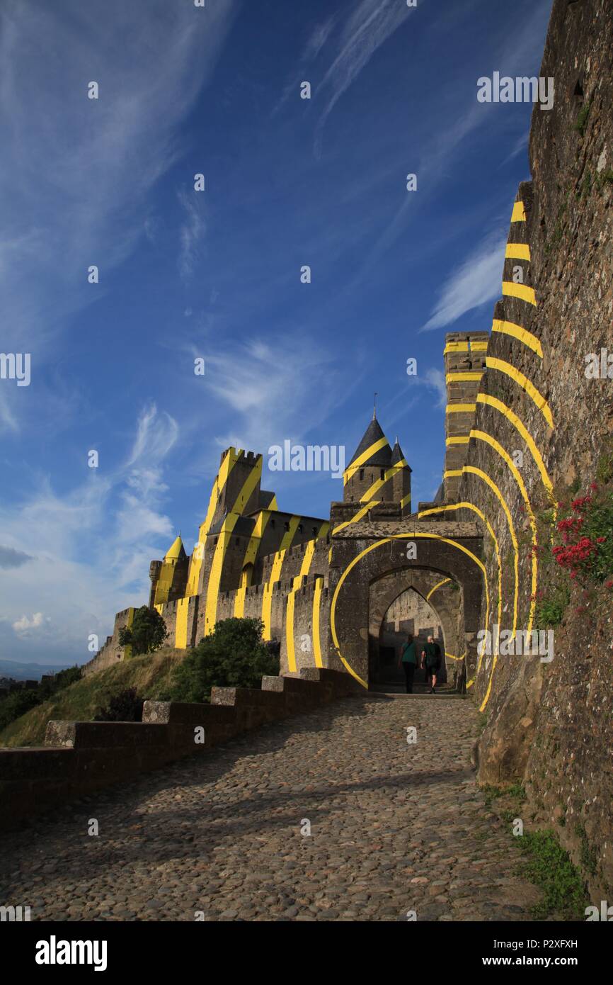 Felice Varini's concentrici cerchi di colore giallo sulle pareti di Carcassonne la città vecchia. Celebrazione nel 2018 di 20 anni come sito del Patrimonio Mondiale dell'UNESCO. Foto Stock