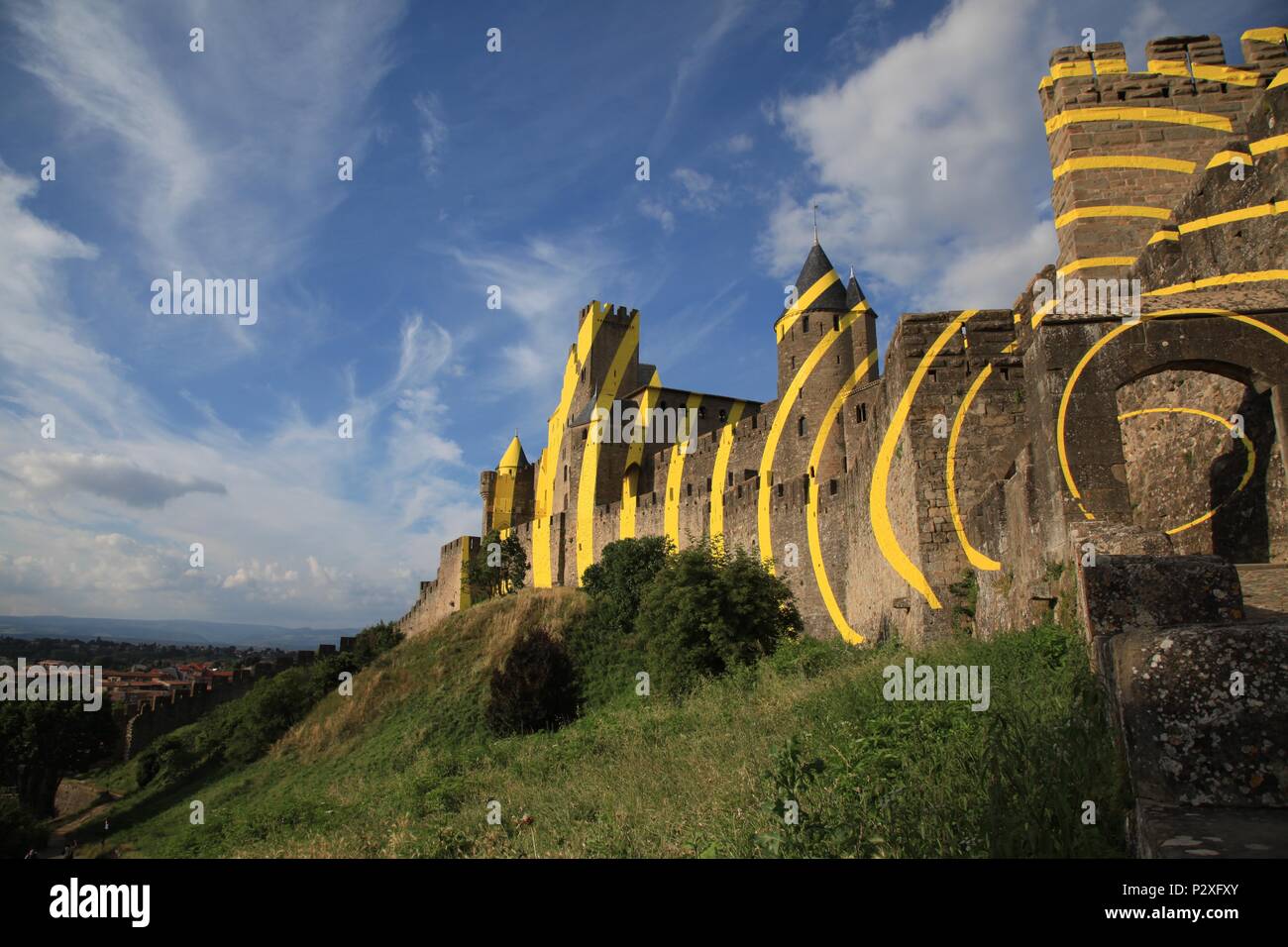 Felice Varini's concentrici cerchi di colore giallo sulle pareti di Carcassonne la città vecchia. Celebrazione nel 2018 di 20 anni come sito del Patrimonio Mondiale dell'UNESCO. Foto Stock