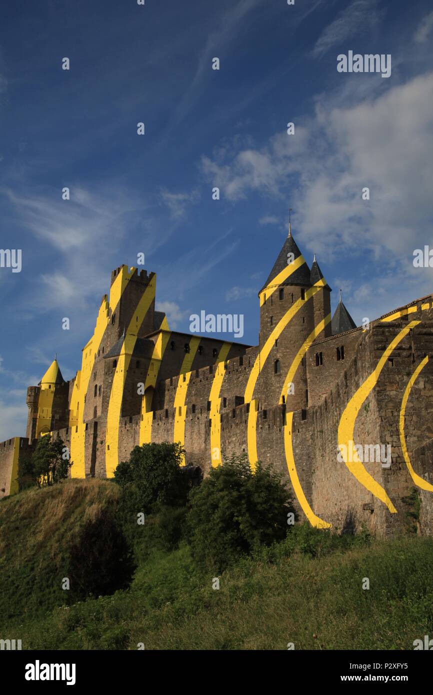 Felice Varini's concentrici cerchi di colore giallo sulle pareti di Carcassonne la città vecchia. Celebrazione nel 2018 di 20 anni come sito del Patrimonio Mondiale dell'UNESCO. Foto Stock