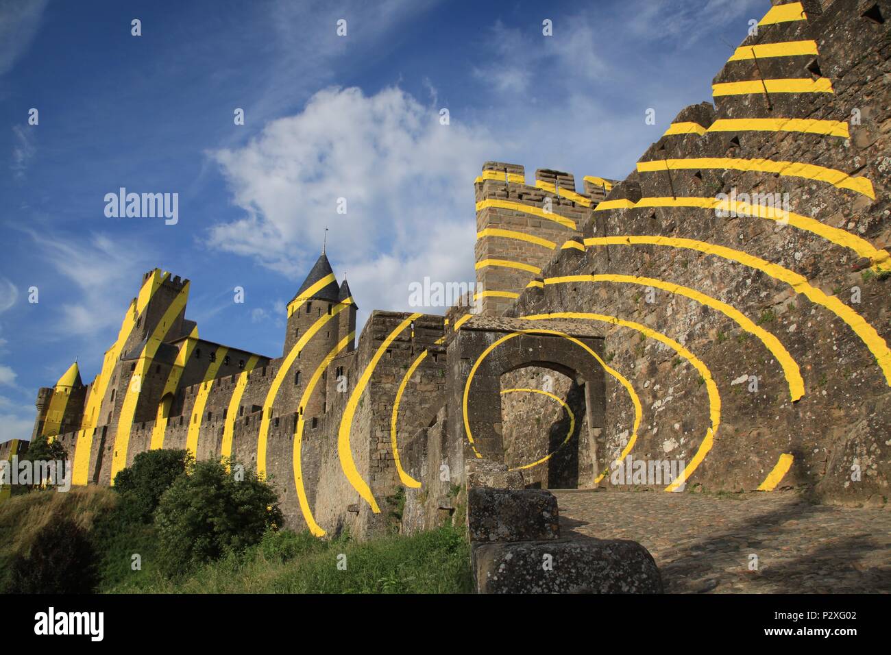 Felice Varini's concentrici cerchi di colore giallo sulle pareti di Carcassonne la città vecchia. Celebrazione nel 2018 di 20 anni come sito del Patrimonio Mondiale dell'UNESCO. Foto Stock