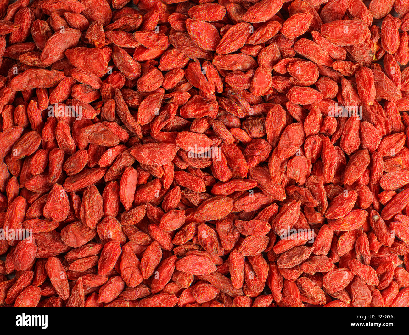 Dettaglio ad alta risoluzione closeup foto di goji berry (wolfberry - Lycium chinense), frutta secca mucchio ripresa dall'alto. Foto Stock