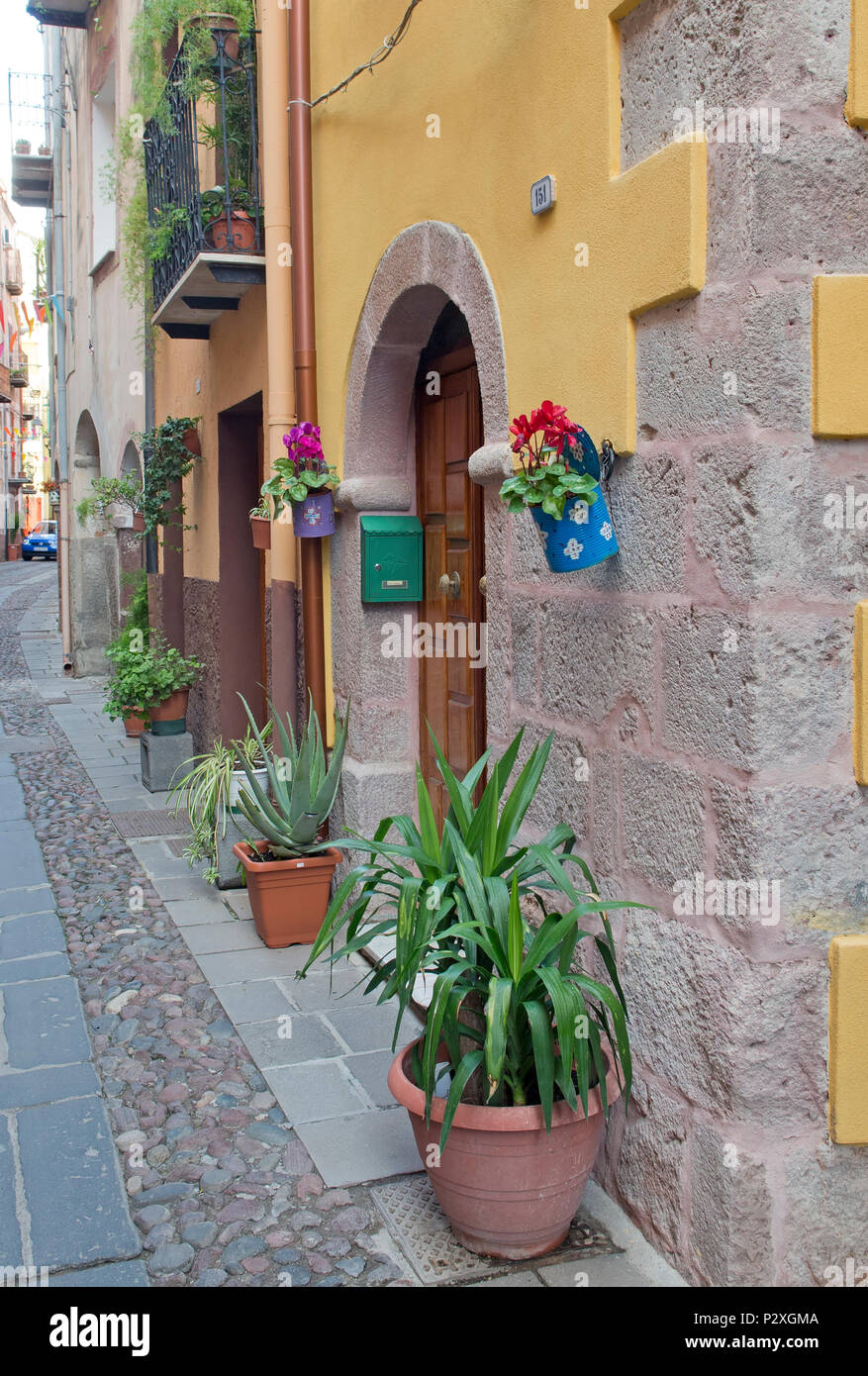 Classic Street scene di Bosa, Sardegna, Italia Foto Stock