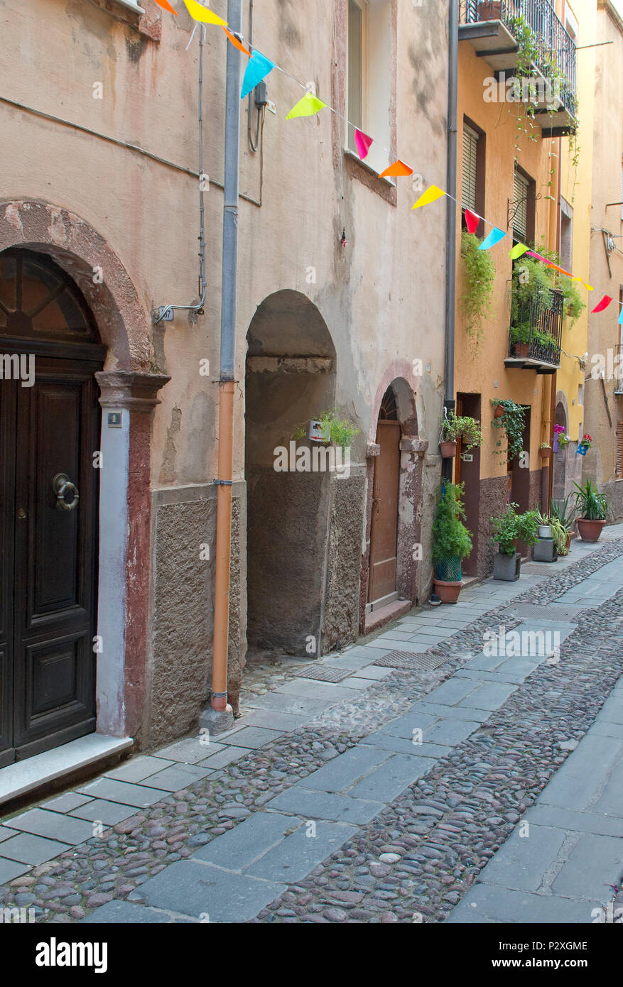 Classic Street scene di Bosa, Sardegna, Italia Foto Stock