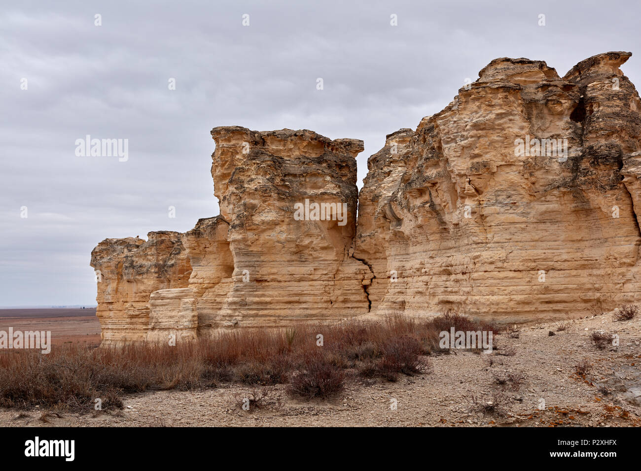 Erosi formazioni calcaree di Castle Rock Badlands, Gove County, Kansas con pilastri e pile passando da la prateria in un paesaggio arido Foto Stock