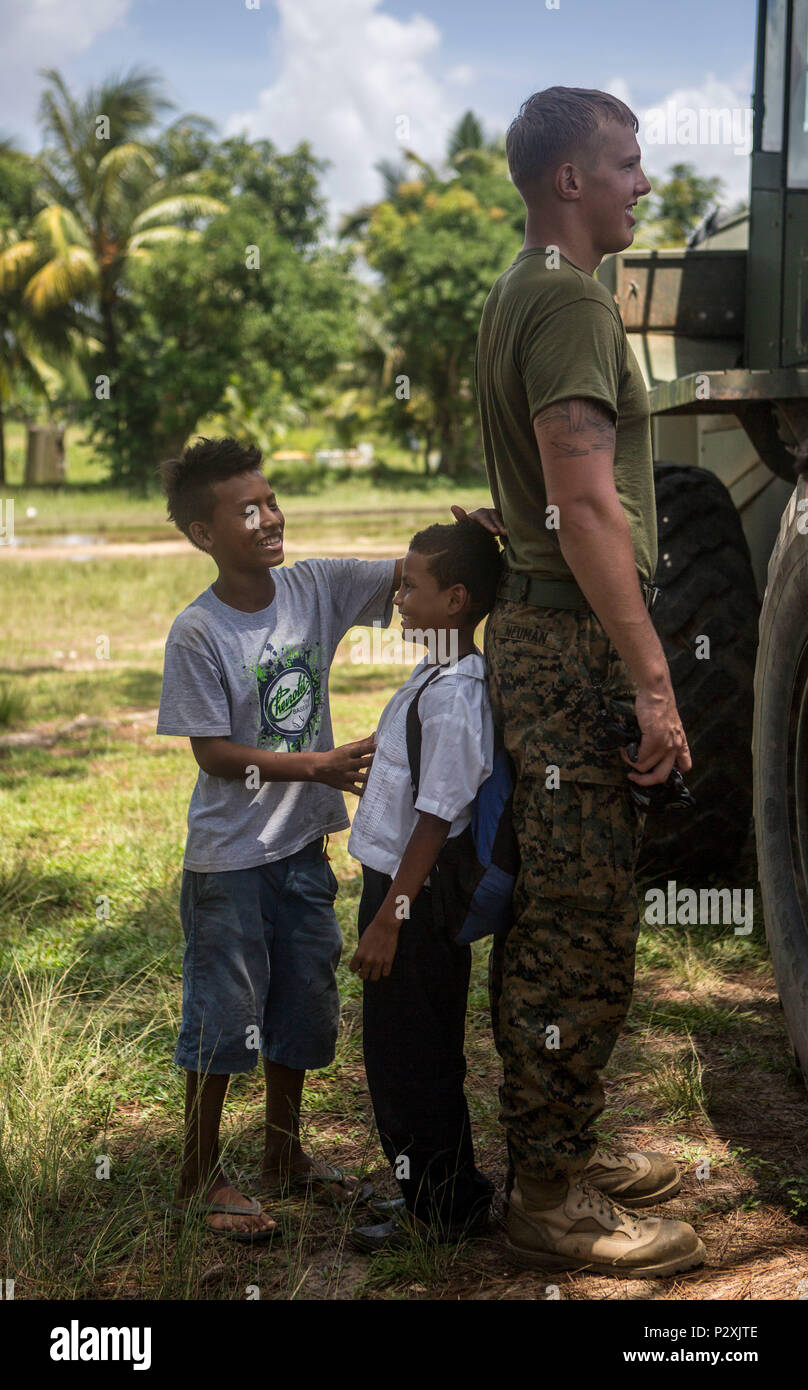 Stati Uniti Marine Sgt. Aaron Neuman, ingegnere di combattimento e Portland, Oregon, nativo, con scopi speciali Air-Ground Marine Task Force - Comando Sud, confronta con altezza honduregno locale i bambini che frequentano la Republica de Cuba scuola di Puerto Lempira, Honduras, dove i Marines sono in conduzione di progetti di costruzione, e il Agosto 1, 2016. Stati Uniti Marines e velisti assegnati per scopi speciali Air-Ground Marine Task Force-Southern Il comando ha partecipato a progetti di ingegneria, la cooperazione in materia di sicurezza e di soccorso in caso di catastrofe preparazione in Belize, El Salvador, Guatemala e Honduras. (U.S. Marine Corps Foto di CP Foto Stock