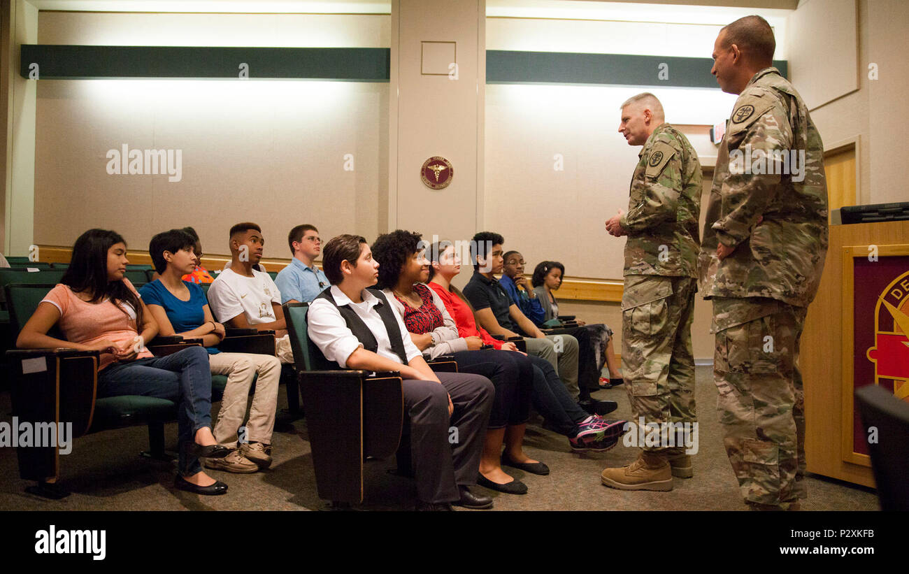 Brooke Army Medical Center Commander Brig. Gen. Jeffrey Johnson grazie ragazzi volontari come comando Sgt. Il Mag. Albert equipaggi si affaccia su durante una cerimonia di riconoscimento a BAMC, 2 agosto 2016. (U.S. Foto dell'esercito da James Camillocci/rilasciato) Foto Stock