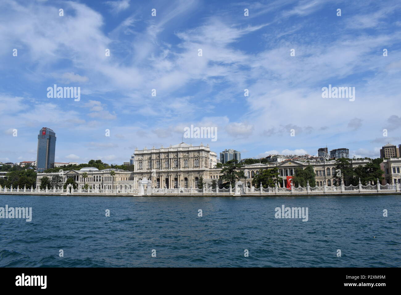 Vista del palazzo dal Bosforo Foto Stock