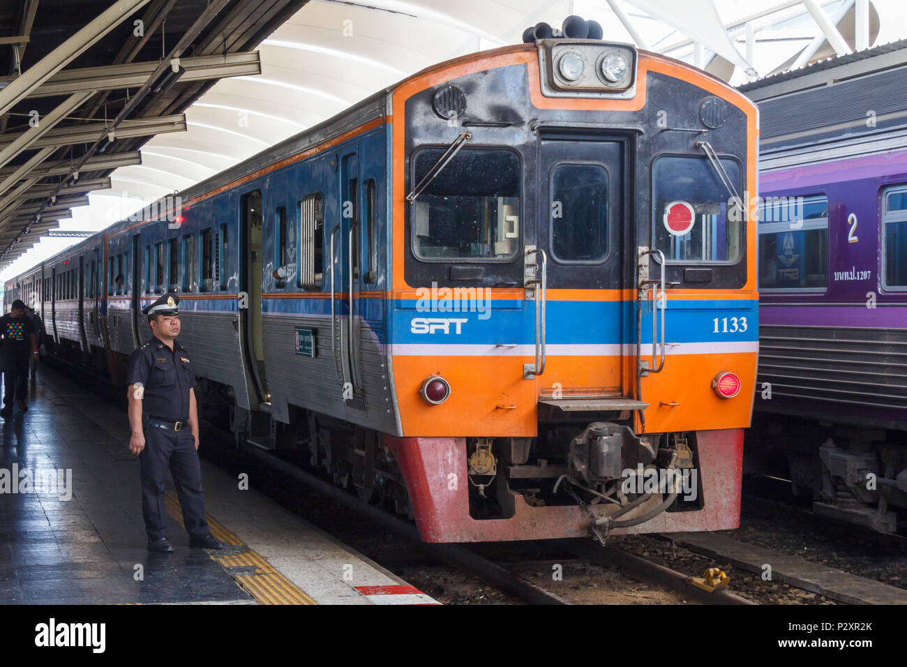 Bangkok, Thailandia del XIX Marzo 2018: Protezione in piedi dal motore diesel, stazione di Hualamphong. Questa è la principale stazione ferroviaria. Foto Stock