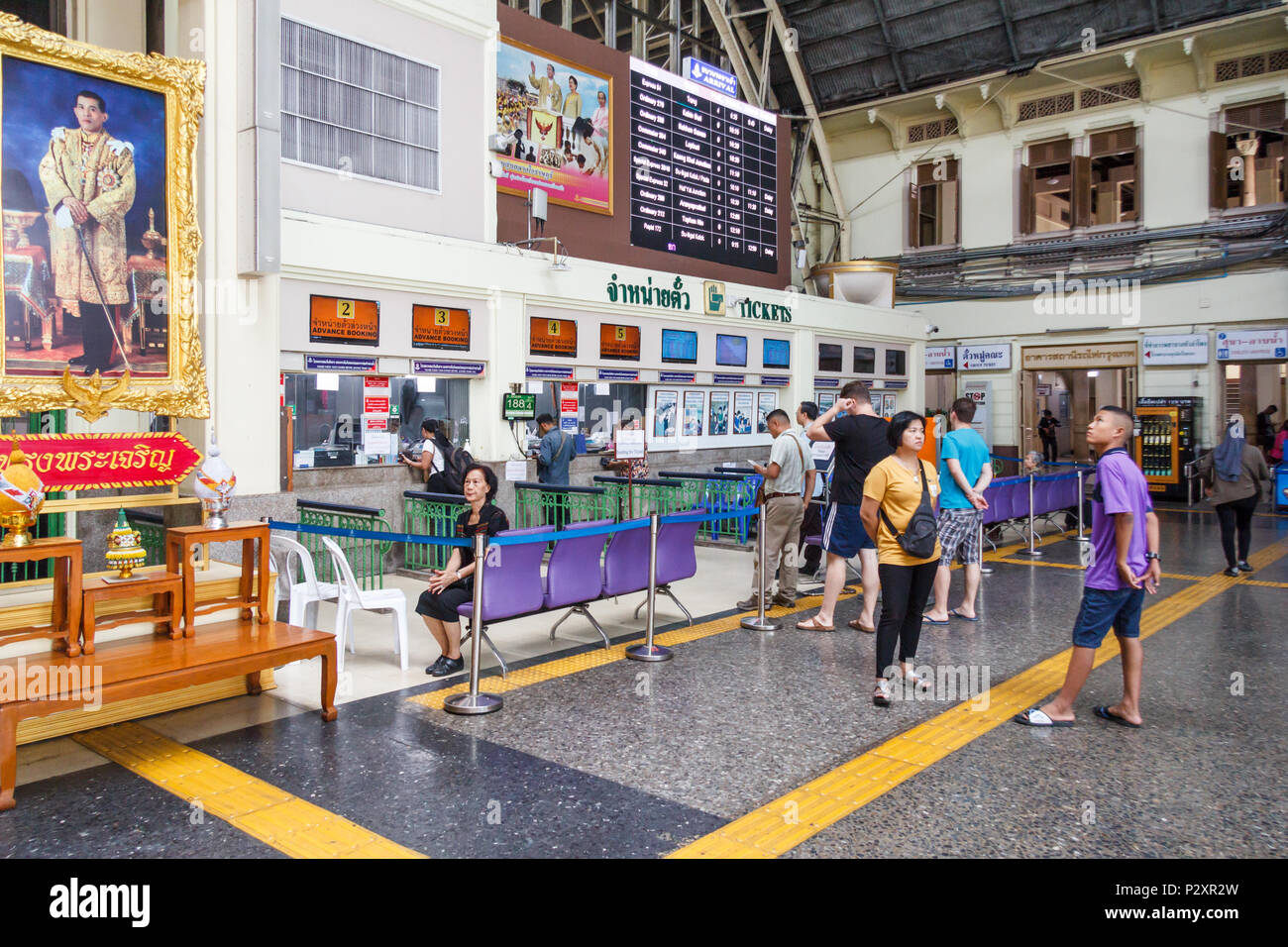 Bangkok, Thailandia del XIX Marzo 2018: passeggeri in fila per i biglietti, stazione di Hualamphong. Questa è la principale stazione ferroviaria. Foto Stock