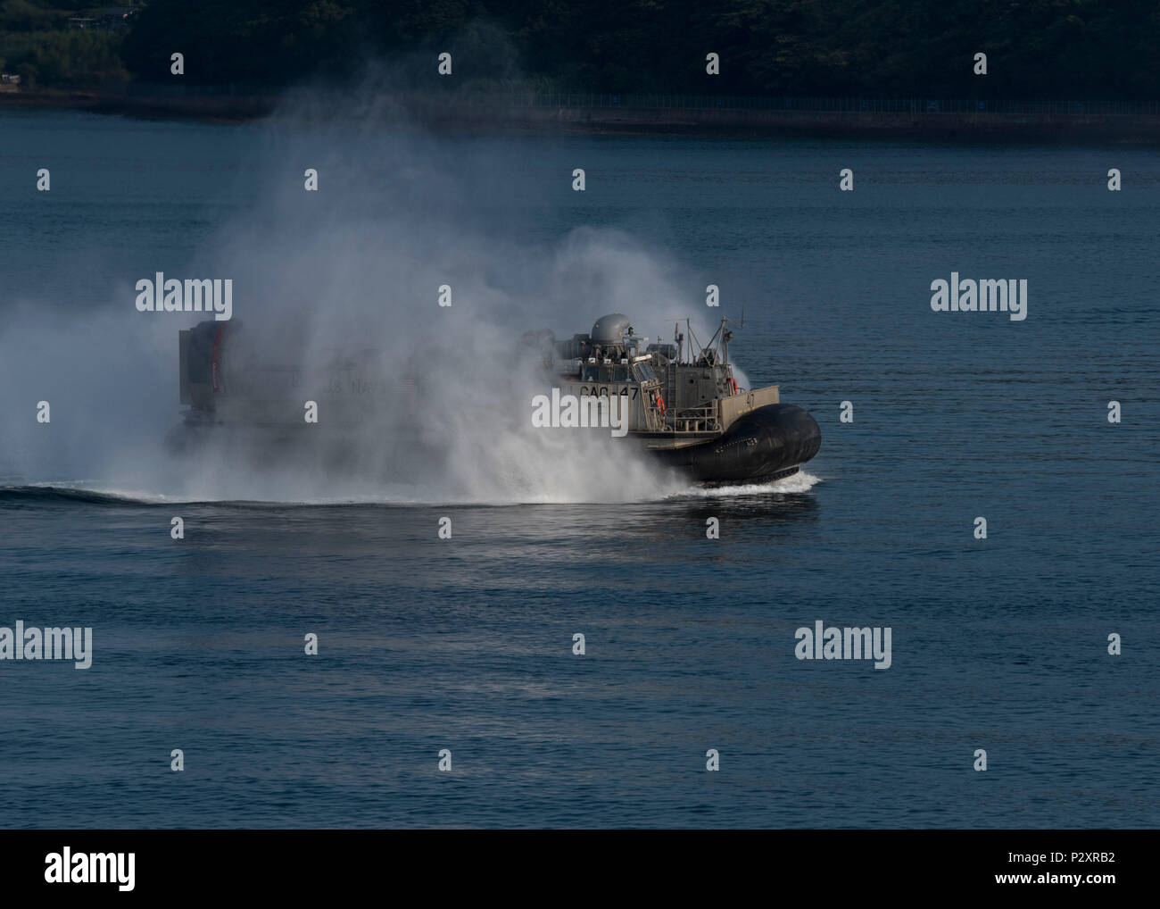 160810-N-NB544-005 SASEBO HARBOUR (feb. 10, 2016) Una Landing Craft Air Cushion (LCAC) assegnato alla spiaggia navale unità 7, transita Sasebo Harbour lungo il tragitto per l assalto anfibio nave USS Bonhomme Richard (LHD 6). LCACs vengono utilizzati per spostare truppe e ingranaggio a terra durante la spiaggia di anfibio assalti. Bonhomme Richard, ammiraglia del Bonhomme Richard Expeditionary Strike gruppo, è operativo negli Stati Uniti 7 flotta area di operazioni a sostegno della sicurezza e della stabilità in Indo-Asia-regione del Pacifico. (U.S. Foto di Marina di Massa lo specialista di comunicazione 2a classe Kyle Carlstrom/rilasciato) Foto Stock