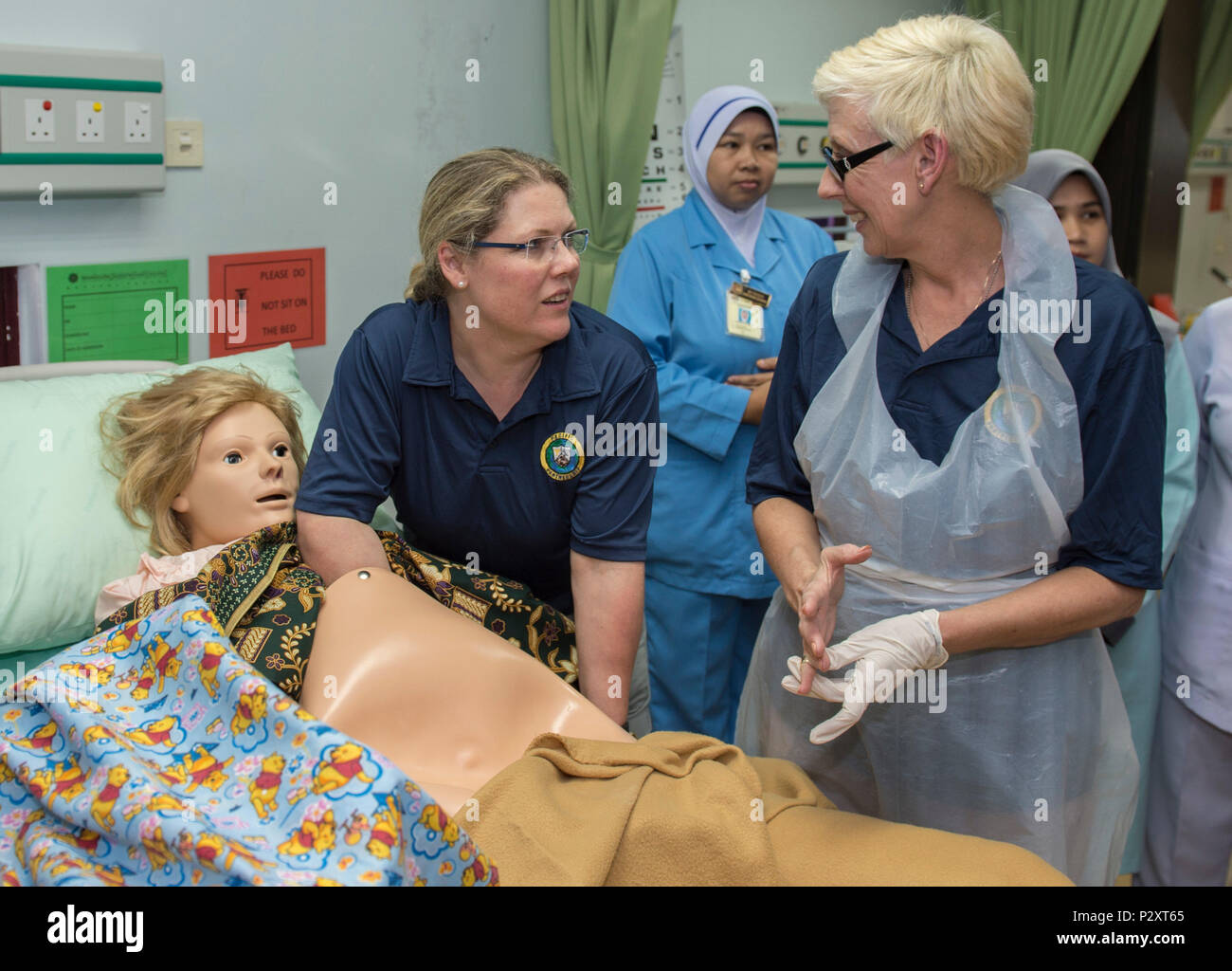 Durante la Pacific Partnership 2016 a Kuantan, Malesia, il personale della Marina degli Stati Uniti a bordo della USNS Mercy (T-AH 19) ha condotto dimostrazioni sulla gestione dell'emorragia post-parto e sulla rianimazione neonatale all'ospedale Tengku Ampuan Afzan. Lo scambio di esperti in materia includeva la condivisione di migliori pratiche, tecniche cliniche e conoscenze mediche umanitarie con il personale medico locale. Questo ha segnato la prima visita Mercy and Pacific Partnership in Malesia, promuovendo la cooperazione internazionale nella formazione medica militare. Foto Stock