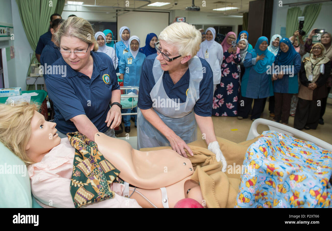 Il personale della Marina degli Stati Uniti a bordo della USNS Mercy (T-AH 19) ha dimostrato tecniche di trattamento dei pazienti per emorragia post-parto e rianimazione neonatale durante la Pacific Partnership 2016 a Kuantan, Malesia. Lo scambio di esperti in materia presso l'ospedale Tengku Ampuan Afzan includeva la condivisione delle conoscenze, la formazione clinica e le BEST practice con i team sanitari locali. Questa è stata la prima visita Mercy and Pacific Partnership in Malesia, che ha migliorato la cooperazione medica militare internazionale e le capacità umanitarie. Foto Stock