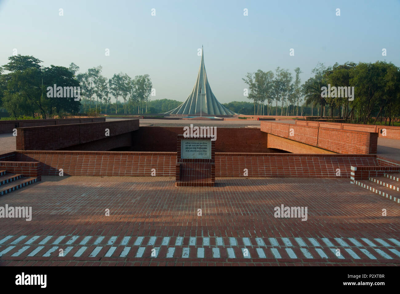 Il National Memorial Tower o Jatiya Smriti Shoudha a Savar, circa 20 km da Dhaka, in memoria di coloro che hanno sacrificato la loro vita durante la liberazione Foto Stock