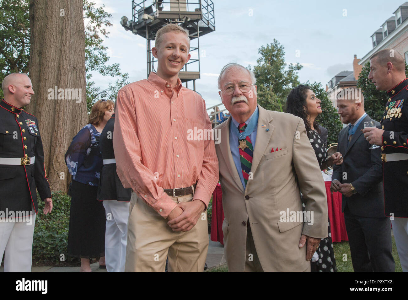 Concessione Swift, sinistra e pensionati U.S. Marine Corps Col. Harvey C. Barnum Jr., Medal of Honor destinatario, posano per una foto durante la sfilata serale reception in Marine Family Garden, caserma marini Washington, Washington D.C., e il Agosto 5, 2016. Serata di sfilate vengono mantenuti come un mezzo di onorare gli alti funzionari, illustri cittadini e sostenitori del Marine Corps. (U.S. Marine Corps photo by Lance Cpl. Kayla V. Staten) Foto Stock