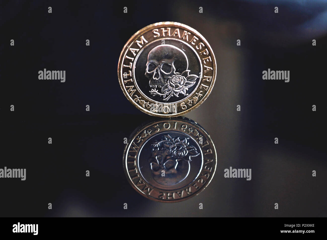 Speciale edizione 2016 due sterlina moneta (£2), in riconoscimento del quattrocentesimo anniversario di William Shakespeare la morte Foto Stock