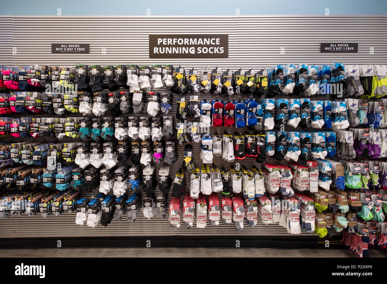 Un display di calzini in vendita presso Paragon Sporting Goods su Broadway in l Manhattan, New York City. Foto Stock