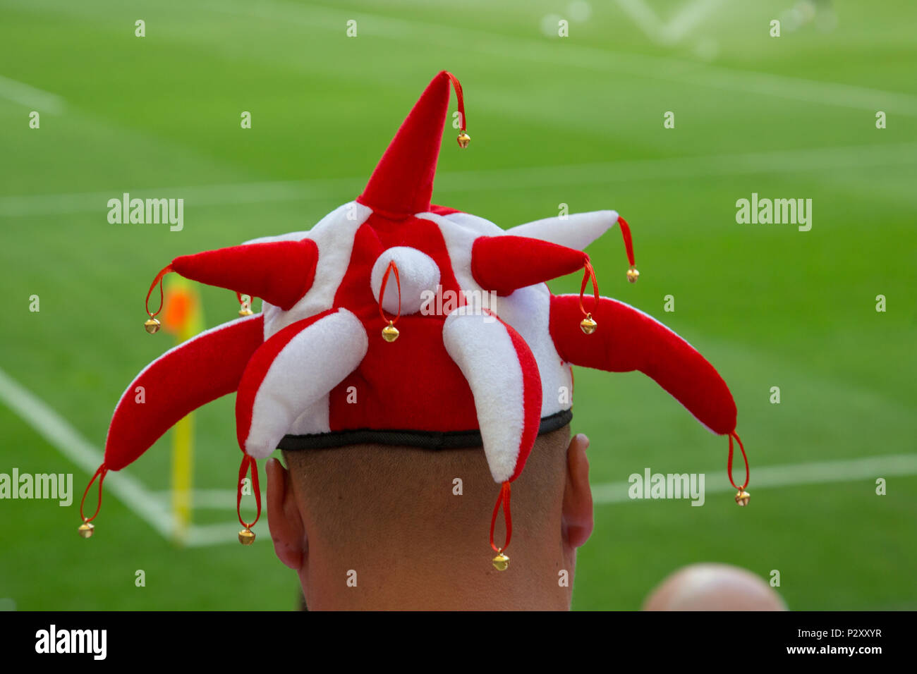 Di colore rosso e tappo bianco di calcio polacco ventola alla PGE Narodowy, polacco dello Stadio Nazionale di Varsavia, Polonia Foto Stock