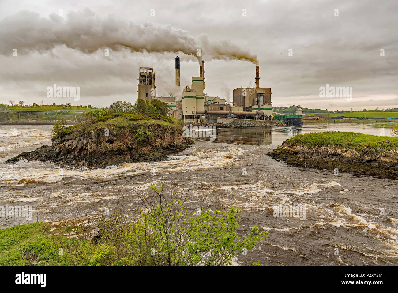 Viste di Crow island e la polpa di Irving e mulino di carta a inversione di marcia scende, San Giovanni, New Brunswick, Canada Foto Stock