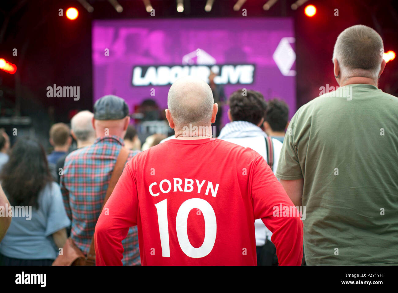 Un uomo che indossa un Jeremy Corbyn orologi superiore a una performance da Glen Matlock dal Sex Pistols, durante il lavoro di eventi dal vivo al White Hart Lane di massa di ricreazione, a nord di Londra. Foto Stock