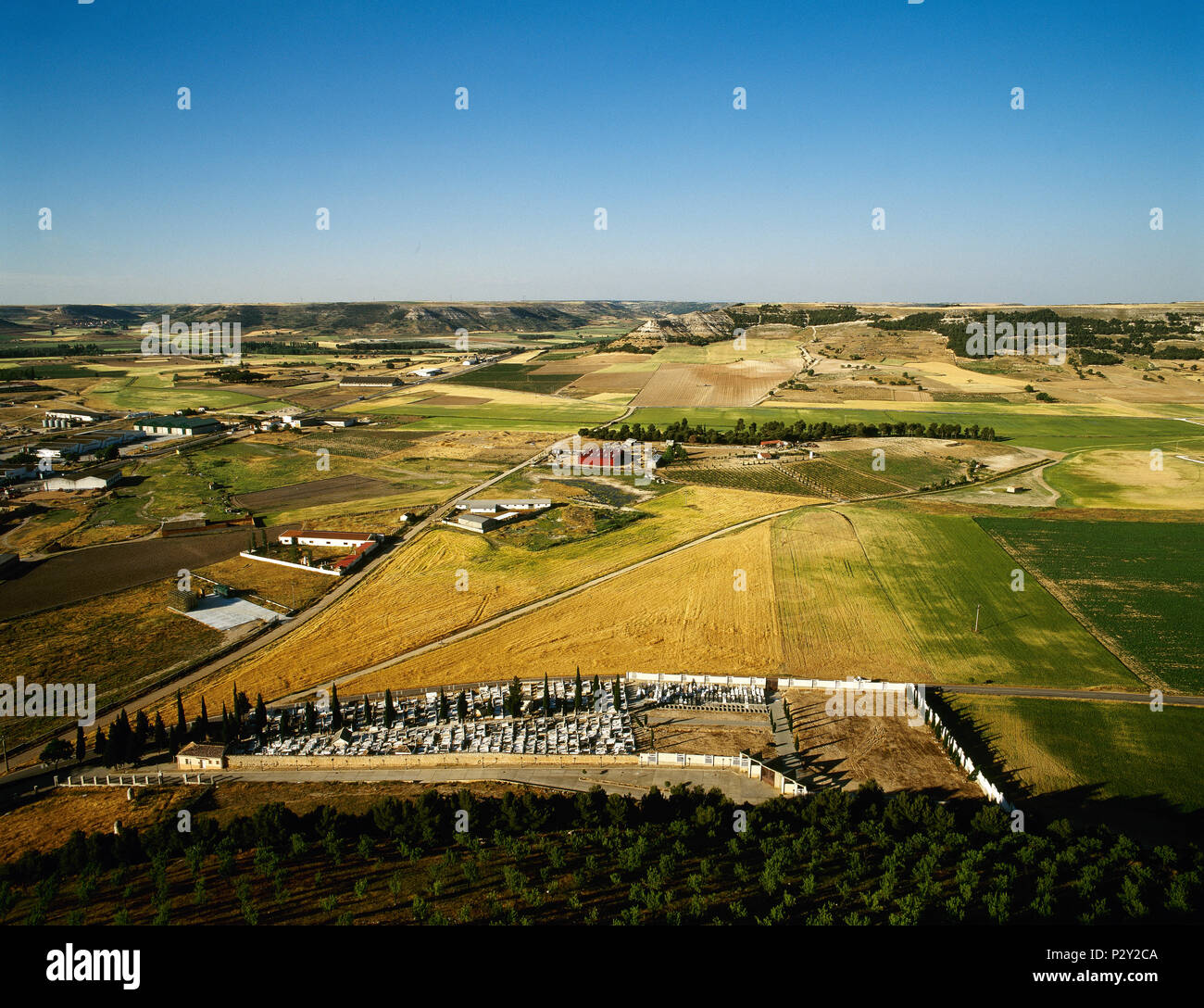 Spagna. Castiglia e Leon. Provincia di Valladolid. Vista panoramica del castigliano il paesaggio con le colture e brughiere dal castello di Peñafiel. Foto Stock