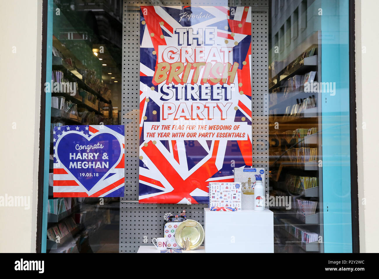 La finestra di visualizzazione del negozio Paperchase nel trefolo con poster "La Grande strada britannico parte" e "Congrats Harry & Meghan 19.05.18" in vista delle nozze del principe Harry e Meghan Markle sabato 19 maggio 2018. Dotato di: atmosfera, vista in cui: Londra, Regno Unito quando: 16 maggio 2018 Credit: Dinendra Haria/WENN Foto Stock