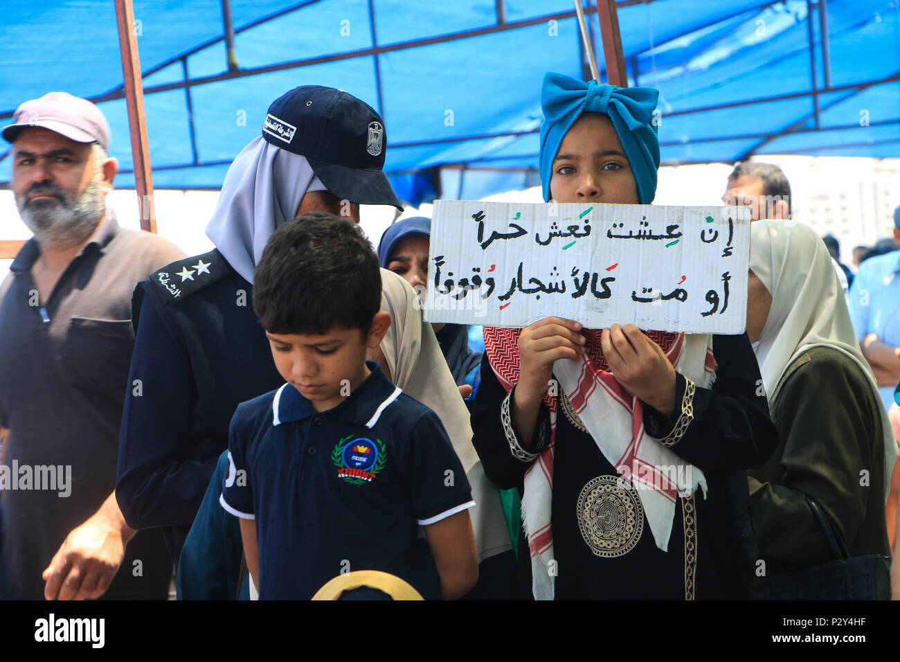 Una ragazza palestinese coinvolto nell'efficacia della nave rompere l assedio a Gaza e sollevare lo slogan "o vita libera o morire in posizione verticale come struttura. Foto Stock