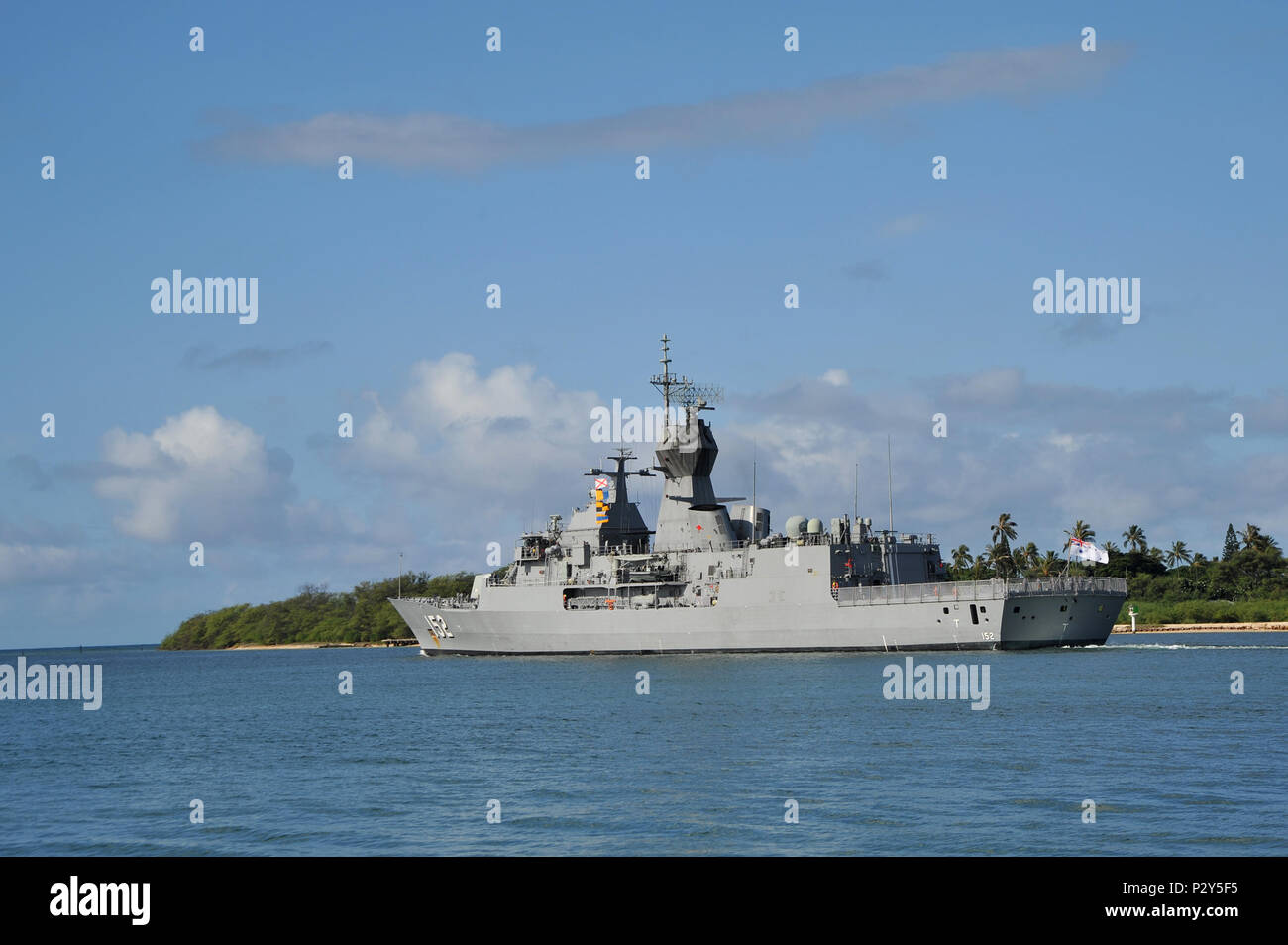 160808-N-UI636-083 PEARL HARBOR (Agosto 8, 2016) Royal Australian Navy Classe Anzac frigate HMAS Warramunga (FFH 152) si diparte la base comune perla Harbor-Hickam dopo la conclusione del cerchio del Pacifico 2016. Venti-sei nazioni, più di 40 navi e sottomarini, più di 200 aerei e 25.000 personale ha partecipato a RIMPAC dal 30 giugno al 4 agosto, in e intorno alle Isole Hawaii e la California del Sud. Il più grande del mondo marittimo internazionale esercitazione RIMPAC offre una singolare opportunità di formazione che aiuta i partecipanti a promuovere e sostenere le relazioni cooperative che sono critico Foto Stock