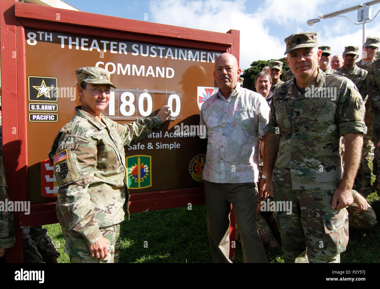 Il Teatro 8 Supporto Commander, il Mag. Gen Susan A. Davidson (da sinistra a destra), 8 TSC responsabile della sicurezza TIm Ah Young-Shelton, e 8 comando TSC Sgt. Principali, Gregorio Binford cambiano il loro record di sicurezza di 1.800 morte accidentale gratuito giorni. La registrazione include le morti accidentali di on o off duty in oltre quattro anni. (Foto di Staff Sgt. John Garver, 8 TSC PAO/RILASCIATO) Foto Stock