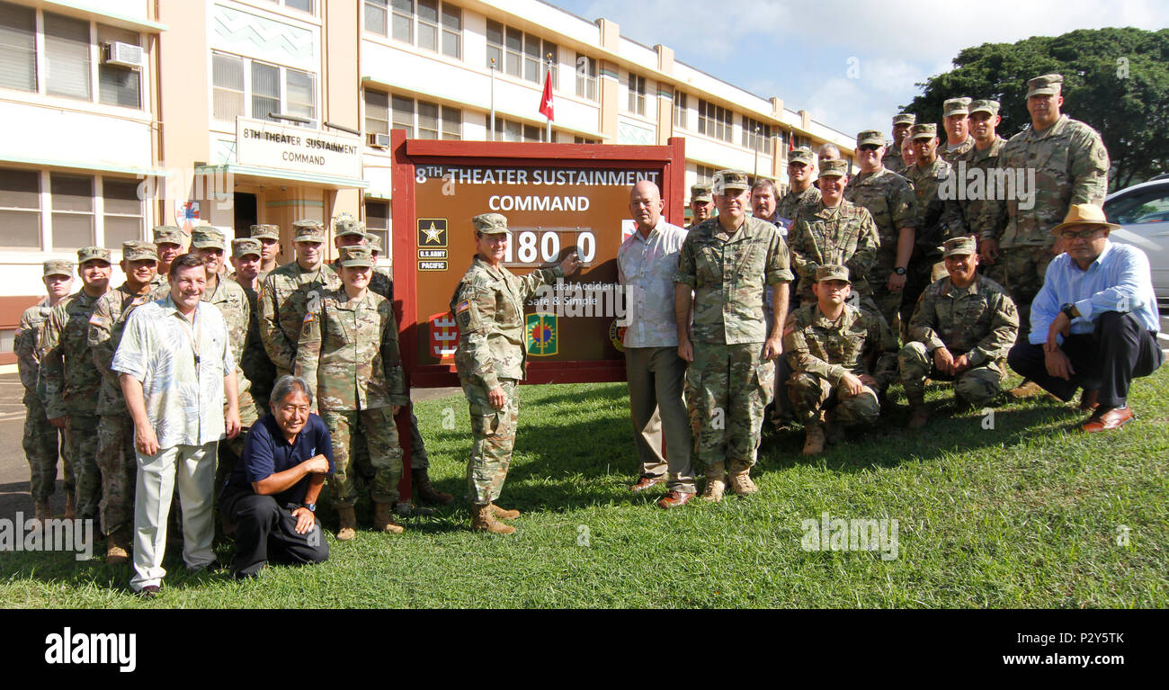 8 comando TSC team insieme con i soldati ed i civili dall'unità stand di fronte al giorno 1.800 marcatore, significando 1.800 morte accidentale gratuito giorni. La registrazione include le morti accidentali di on o off duty in oltre quattro anni. (Foto di Staff Sgt. John Garver, 8 TSC PAO/RILASCIATO) Foto Stock