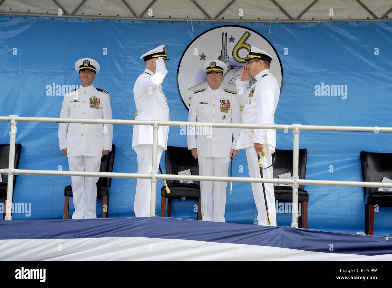 Il cap. Jasper "Carl Hartsfield Jr., diritto, saluta il cap. Paolo Snodgrass come egli assume i compiti come Commodore di Squadriglia Sommergibili (SUBRON) 6 in corrispondenza di una modifica del comando cerimonia onboard USS Boise (SSN 764). SUBRON 6 è un training squadron incaricati di preparare il sommergibile gli equipaggi in tutti gli aspetti delle operazioni, comprese le tattiche e prontezza operativa per la guerra, di ispezione e di controllo dei dazi doganali, nucleare e sicurezza radiologica e lo sviluppo e il controllo del sommergibile i programmi operativi. (U.S. Foto di Marina di Massa lo specialista di comunicazione 1a classe Jeffrey M. Richardson/rilasciato) Foto Stock